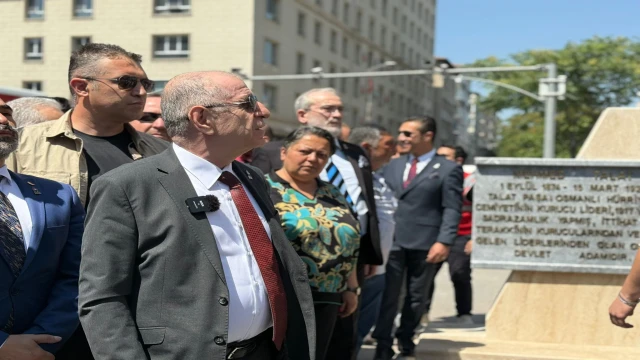 Ümit Özdağ'dan 'Talat Paşa Anıtı'na ziyaret