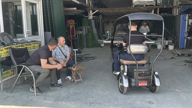 Umreye gidebilmek için sattığı engelli aracını, arkadaşları alıp hediye etti