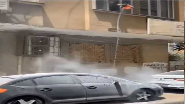 Yanan otomobili, evinin penceresinden kovayla su dökerek söndürmeye çalıştı