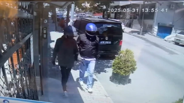 Yenibosna'da kuyumcunun çantasını gasbeden şüpheliler yakalandı