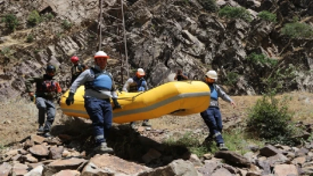 Zap Vadisi'ndeki elektrik arızasına rafting botu ile müdahale