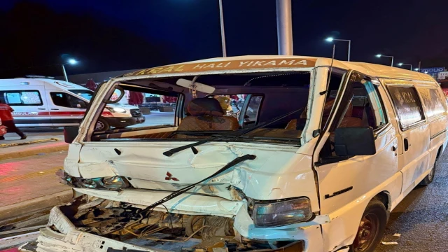Araçta sıkışan sürücüyü itfaiye kurtardı