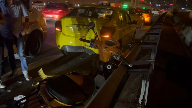 Bağcılar'da, arıza nedeniyle emniyet şeridinde duran taksiye çarpan motosikletli yaralandı