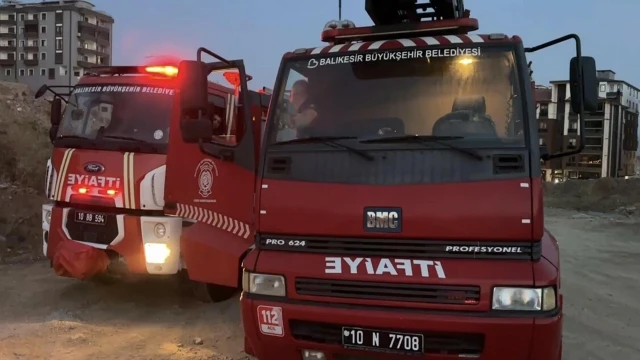 Balıkesir'de zeytinlikte çıkan yangının ormana sıçramaması için müdahale başlatıldı