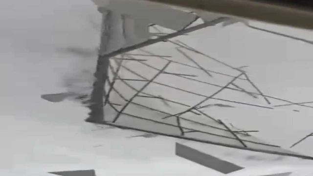 Batman’da kuvvetli rüzgar yurt çatısını uçurdu, ağaçlar araçların üzerine devrildi
