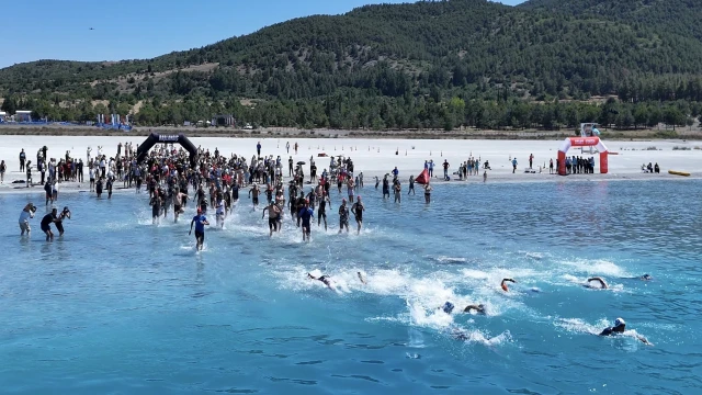 Beyaz kumları ve mavi sularıyla Salda Lake Triatlon nefes kesti