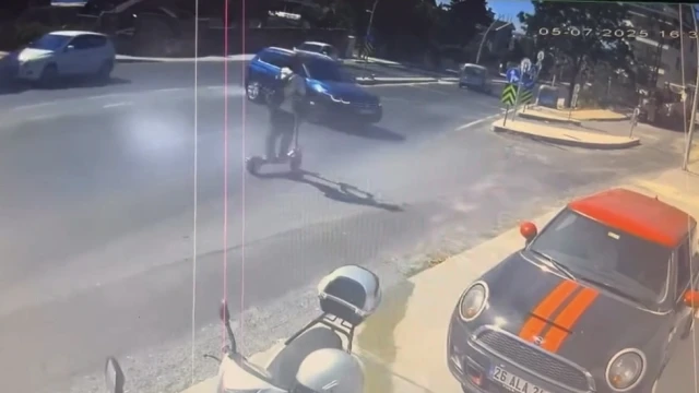 Beylikdüzü'nde skuterin otomobile çarptığı anlar kamerada
