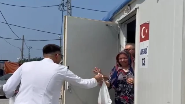 Depremde enkazdan çıkan genç kurban kestirip dağıttı
