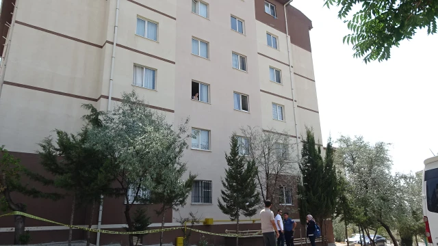 Ekmek getiren annesine bakan Zeynep, 4'üncü kattan düştü
