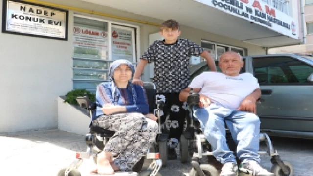Engelli çift, lösemiye yakalanan oğulları için verdikleri mücadeleyle örnek oldu