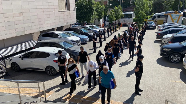 Eskişehir'de masaj salonlarına fuhuş operasyonu; 18'i kadın, 19 gözaltı