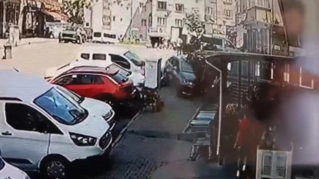 Eyüpsultan'da otomobil kaldırıma çıktı; market çalışanına çarptı