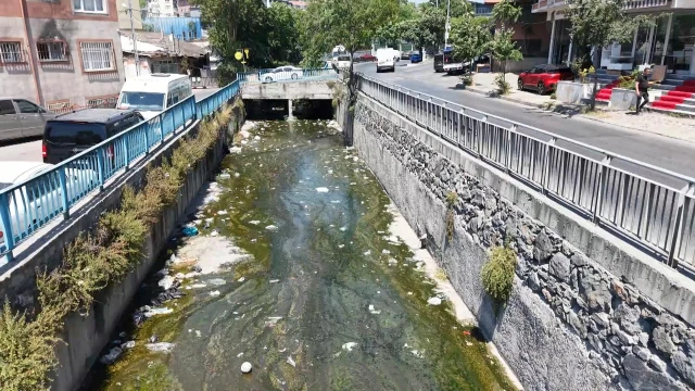 Galata Deresi çöple doldu, mahalleli tepki gösterdi
