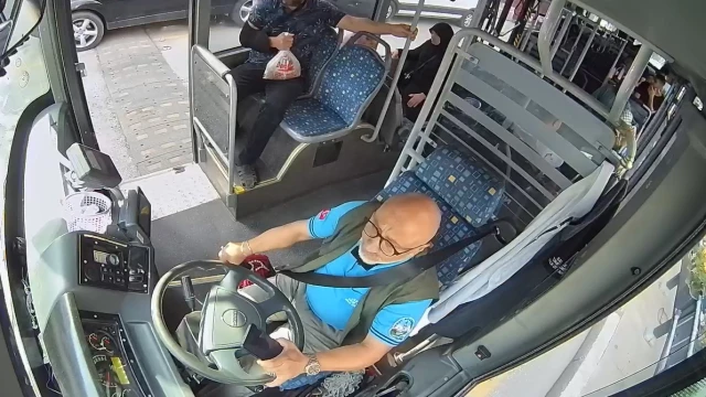 Halk otobüsü şoförü, fenalaşan yolcu için zamanla yarıştı