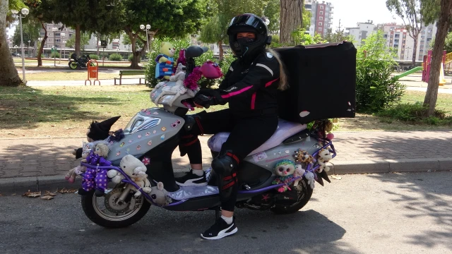 Kadın kurye, renkli motosikletiyle trafikte ilgi odağı oldu