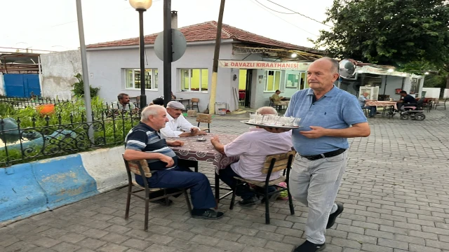 Kahvehane sahiplerinin rekabeti müşteriye yaradı