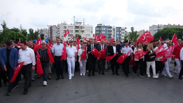 Mersin'de 15 Temmuz anma yürüyüşü düzenlendi, demokrasi nöbeti tutuldu
