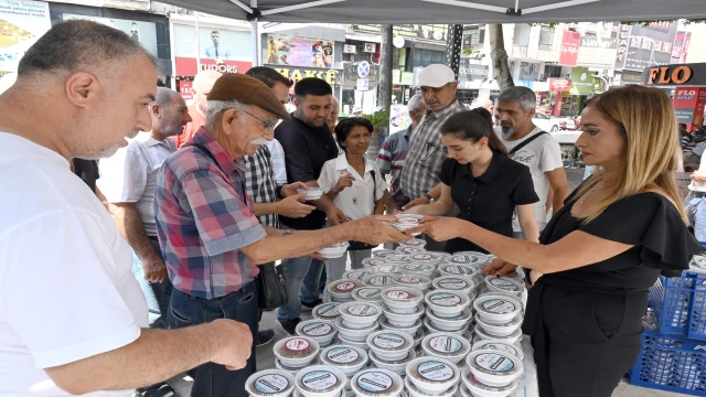 Mersin'de 20 bin kişiye aşure ikram edildi