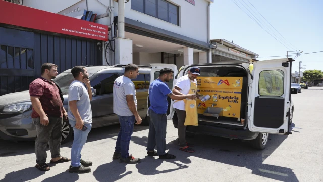 Mersin'de emekçilere 120 bin bardak limonata dağıtıldı