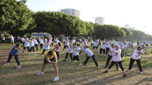 Mersin'de sabah sporları deniz kenarında yoğun ilgiyle devam ediyor