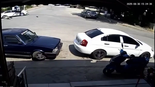 Motosikletle otomobilin çarpıştığı kaza kamerada; 2 yaralı