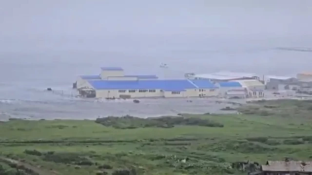 Rusya'da deprem ve tsunamiden etkilenen bölge sakinleri evlerine döndü
