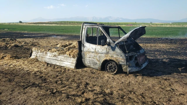 Sahibinden habersiz alınan saman balyaları kamyonet ile birlikte yandı