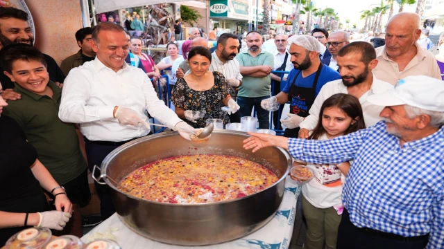 Sancaktepe'de, üç farklı noktada aşure dağıtıldı