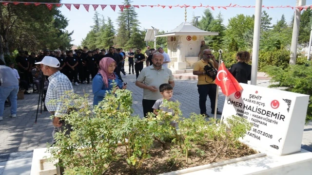 Şehit Ömer Halisdemir kabri başında anıldı