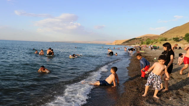 Sıcaktan bunalan vatandaşlar Van Gölü'ne akın etti