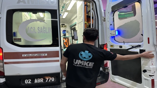 Sulama yapan çiftçiyi yılan ısırdı