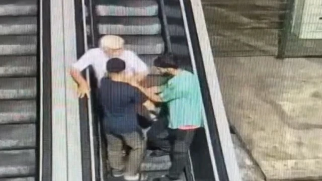 Taksim'de 67 yaşındaki adamın boğazını sıkıp gasbettiler