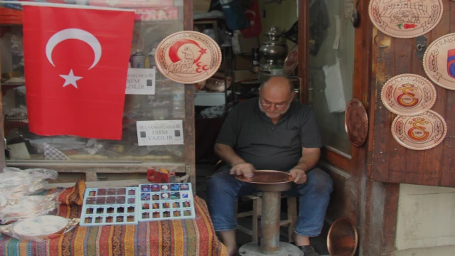 Türkü söyleyerek bakıra şekil veriyor