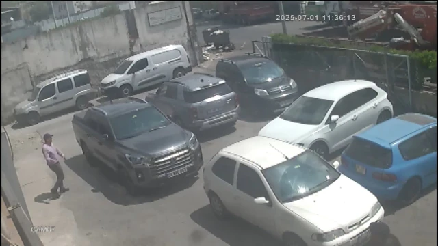 Zeytinburnu'nda otomobilin camını kırıp içindeki 1,5 milyonu çalan hırsızlar kamerada