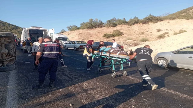 Adıyaman'da, tarım işçilerini taşıyan minibüs devrildi: 23 yaralı
