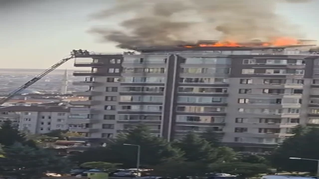 Ankara'da 12 katlı binadaki çatı yangını korkuttu