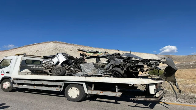 Ankara'da hafriyat kamyonu ile otomobil çarpıştı: 1 ölü