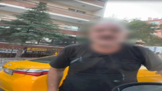 Ankara'da trafikte 'yol verme' kavgasında aracı yumrukladı