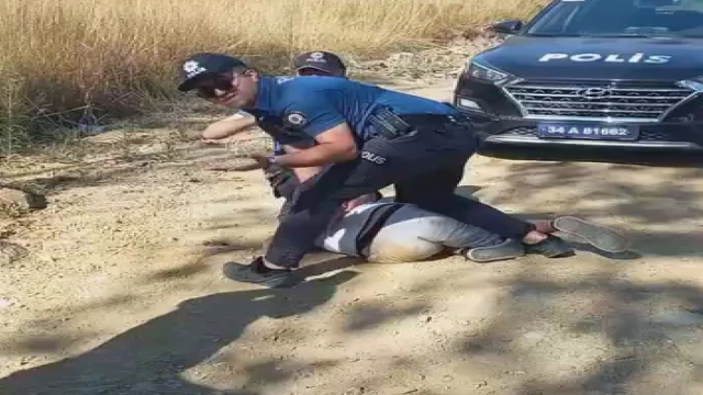 Arnavutköy’de otluk alanda yangın çıkaran şüpheli, itfaiye ekiplerine saldırdı