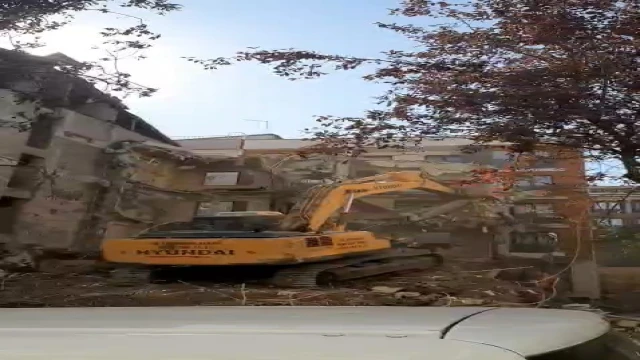 Avcılar’da yıkım sırasında devrilen binayı iş makinesi ile tutmaya çalıştılar