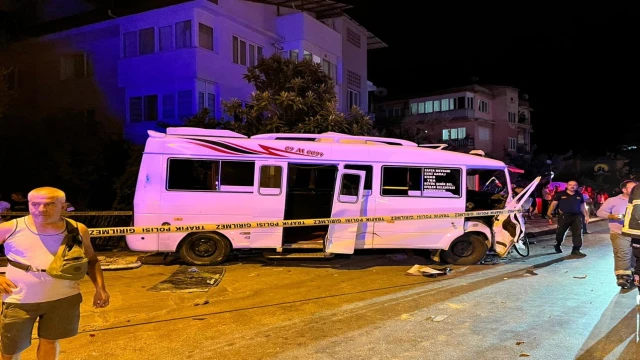 Aydın’da otomobil ile yolcu minibüsü çarpıştı: 11 yaralı