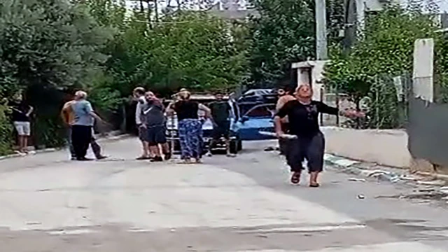 Bahçeye kaçan topu aldı; komşusunun akrabaları tarafından darbedildi