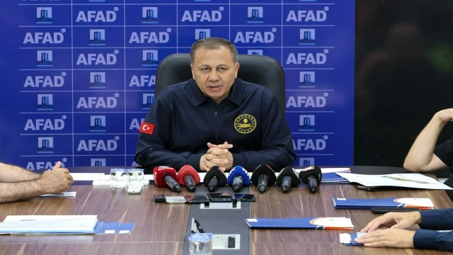 Bakan Yerlikaya: Çanakkale'deki yangında bin hektar alan zarar gördü