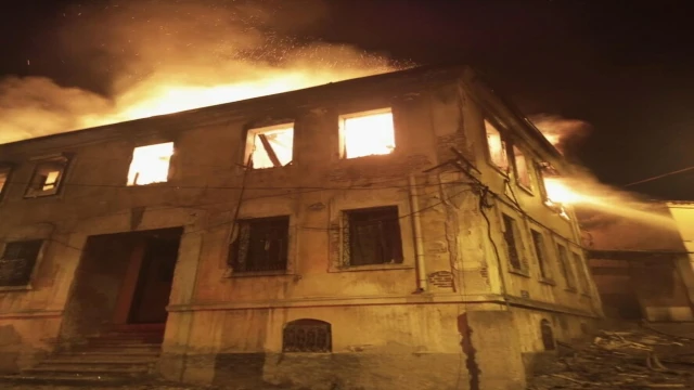 Balıkesir'de 2 katlı tarihi bina yandı