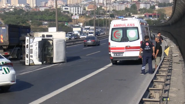 Başakşehir TEM'de yine kamyonet devrildi, uzun araç kuyruğu oluştu