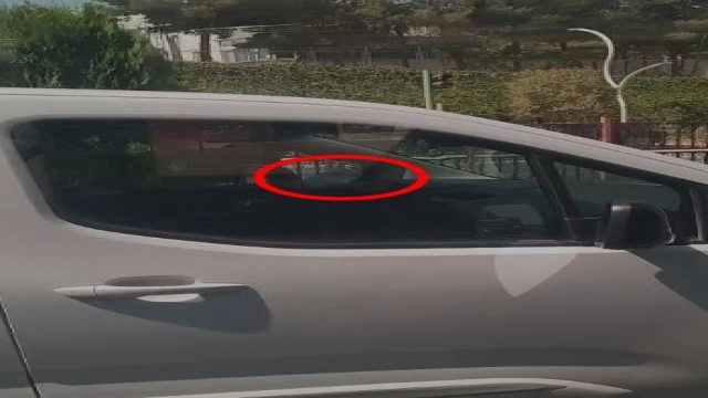 Bir ayağı cam kenarında araç kullandı