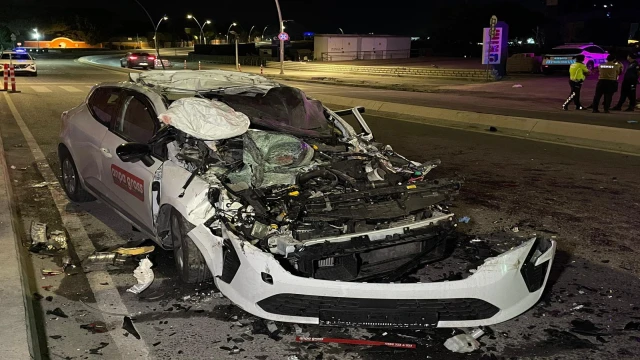 Büyükçekmece’de otomobil park halindeki TIR'a çarptı: 1 ölü, 4 yaralı