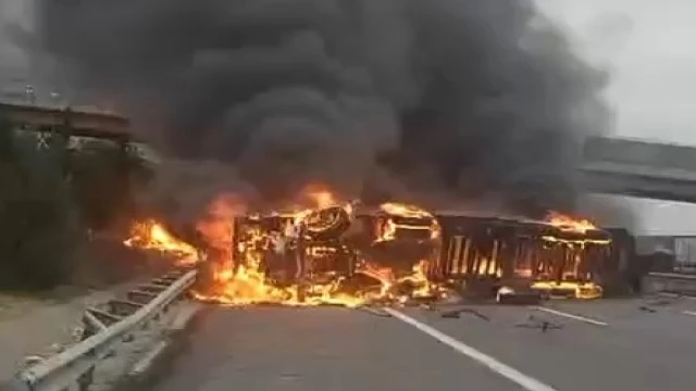 Devrilen TIR, alev alev yandı