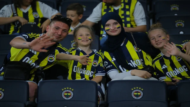 Fenerbahçe taraftarı Benfica maçı için tribünlerdeki yerini aldı
