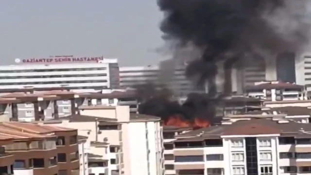 Gaziantep’te apartmanın çatı katı yandı